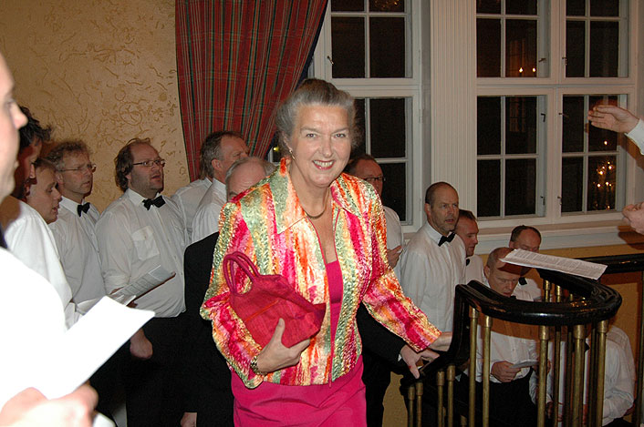 Gjestene, her ved Fylkesmann Ann Kristin Olsen, ble sunget opp i Klubbens lokaler